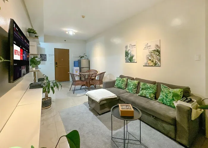 Family Size Staycation In Makati With New Year's Firework Balcony View Apartment *